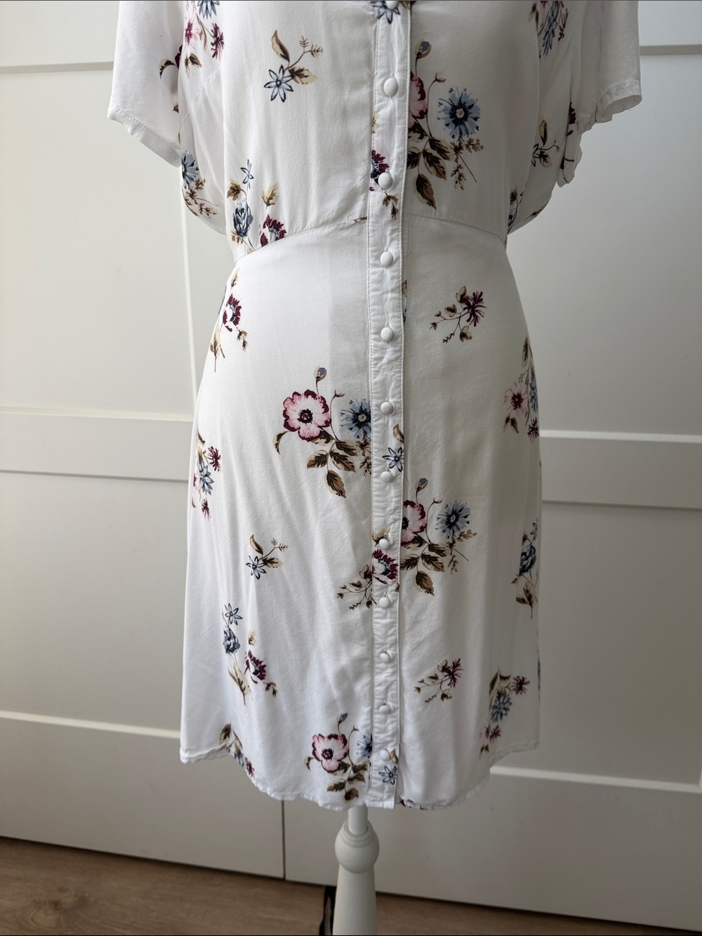Abercrombie and Fitch White Floral Button-Front Mini Dress - Picture 4 of 8